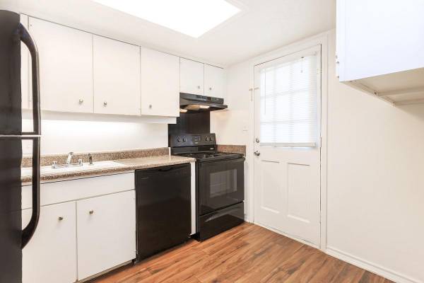$1,030 / 1br - Gas Stove, 9Ft Ceilings, Pet Friendly (2217 Ridgmar Blvd, Fort Worth, TX)63846410757377121