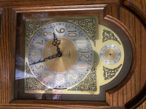 Howard Miller New Yorker Reloj de Pie - $1,200 (Texas City)62919269387779121