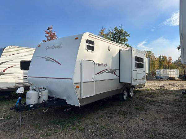 2004 outback 25RSS. Two slides bunks in the front 1