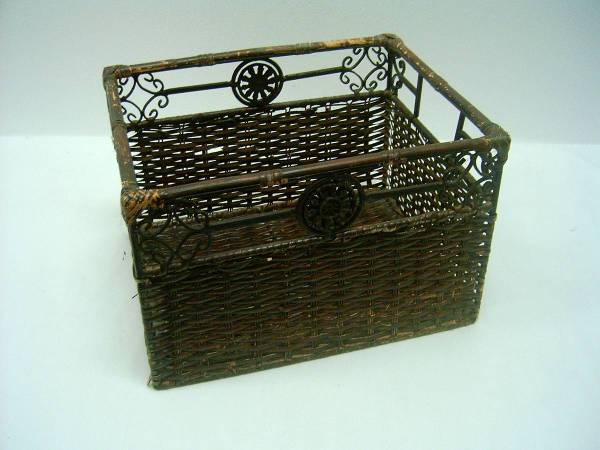 METAL AND WICKER ACCENT BASKET 1
