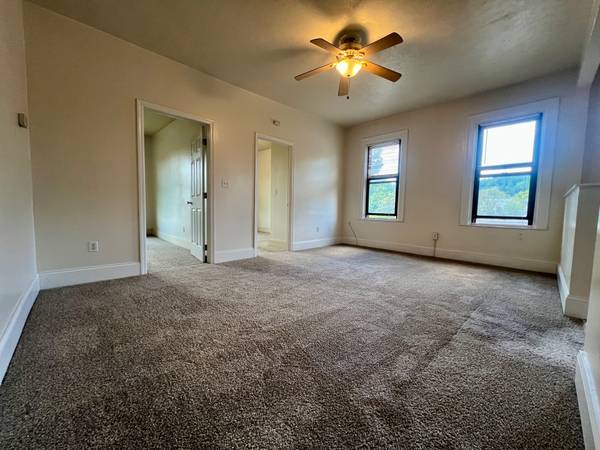 $950 / 2br - Don't Miss This 2-Bedroom in Aspinwall! Central A/C & On-Site Laundry! (Aspinwall / Sharpsburg / Blawnox / Oakmont / Verona)64013367173635122