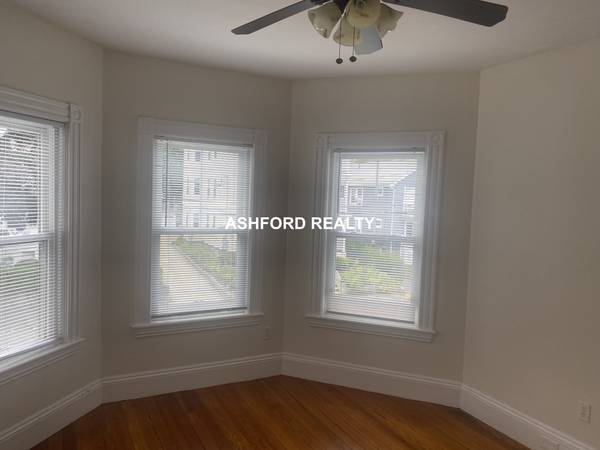 $2,450 / 2br - LÍNEA DE CAMBRIDGE, ENCANTADOR 2º PISO, 2D, 1 ESTACIONAMIENTO (BELMONT)63699392931841124
