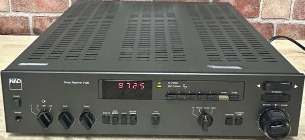 NAD 7130 , Vintage Integrated Receiver Amplifier / Tuner AM / FM 1