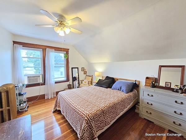 $2,200 / 1br - ♦ BEAUTIFUL SUNNY SPACIOUS TOP FLOOR 1 BEDROOM NEAR UNION SQ! (Somerville - Union Sq)63996258583299123