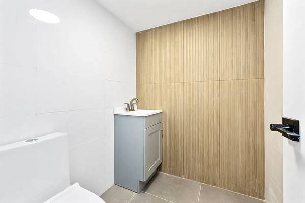 $4,200 / 2br - Duplex For Rent, Private Backyard NO FEE (Ridgewood)63827341971329124