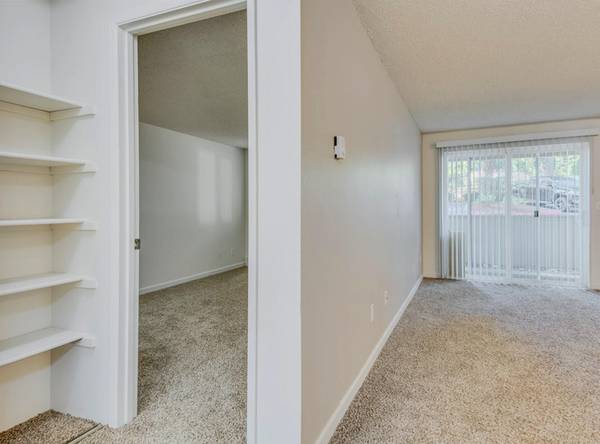 $1,345 / 1br - Save $500 Now! BEAUTIFUL, SPACIOUS - EXCELLENT VIEW, TONS OF INTEREST (Tigard)63914854174338123