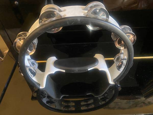 TAMBOURINE 1