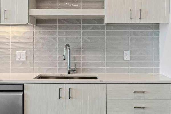 $2,350 / 1br - 612ft2 - Beehive, Espacios de trabajo compartidos, Pizarras de azulejos, Starlight Supper Club (Bend)63839291708035120