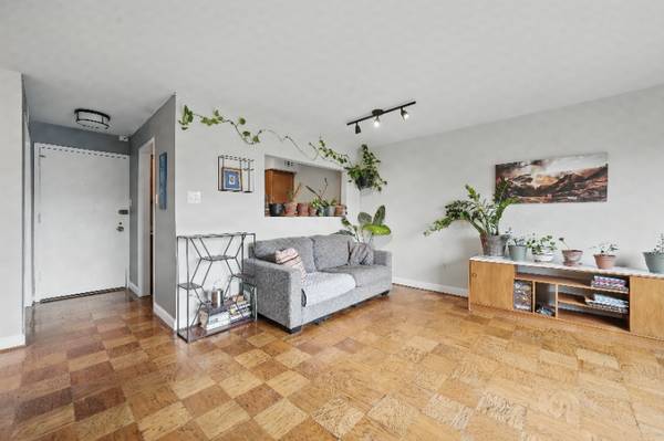 $2100.00 / 1br - 630ft2 - Upper level south facing one bedroom home in a prime location!63896276026242120