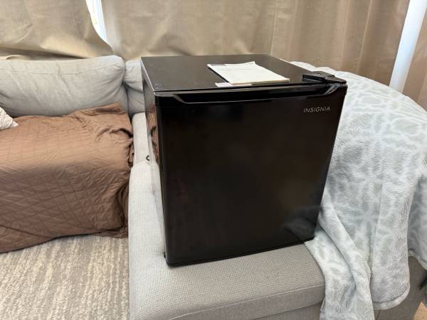 Compactor refrigerator, 1.7 ft.³, insignia brand, excellent condition 1
