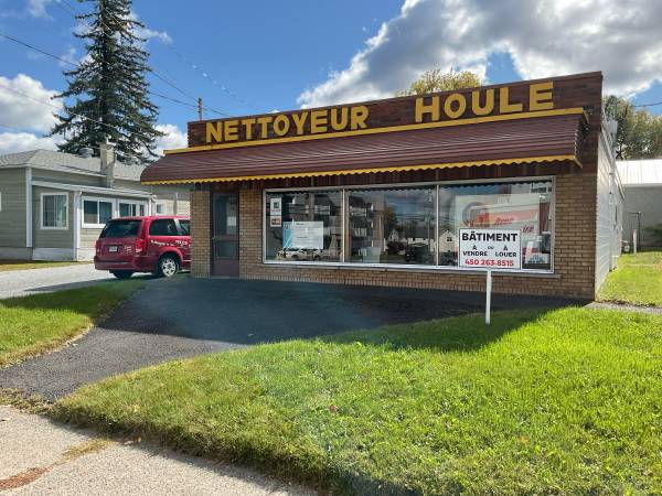 Bâtisse commerciale à vendre ou à louer. 1