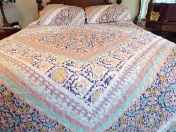 Q Bedspread w/ 2 shams 1