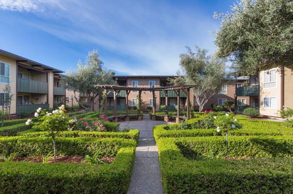 $2,745 / 2br - 1028ft2 - Ubicado en Hayward, Despensa grande, 2/BD 1/BA (hayward / castro valley)63813587664003124