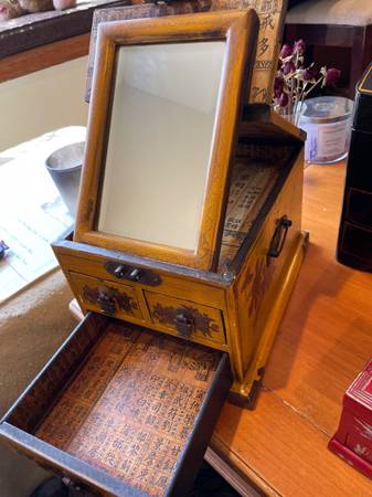 Chinese lacquered satin wood vanity box with mirror 19th century 1