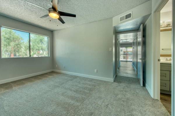 $1,375 / 2br - 940ft2 - Unbeatable 2 BR Retreat! Resort-Style Pool + Pet Park Awaits (Glendale by ASU West)64024989336706124