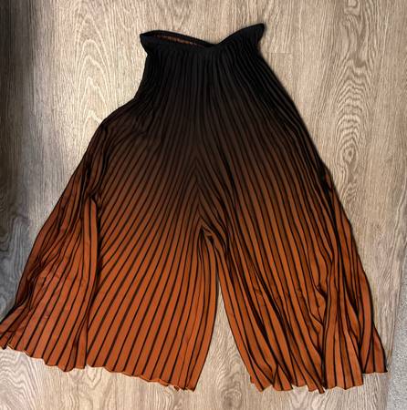 Beautiful geometric and flowy pants and tops 1