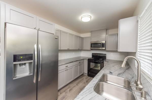 Clean and updated 3 BD, 1 1/2 BA Townhouse 1