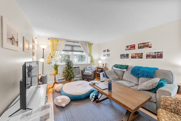 $1,075 / 1br - condominio muy limpio de un dormitorio soleado y un baño (Somerville)64034613927683123