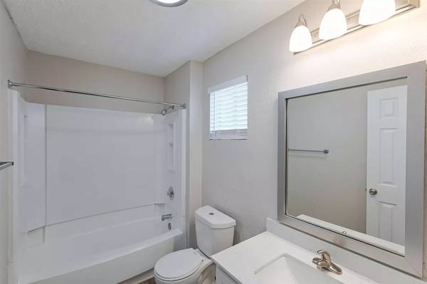 $1,289 / 2br - 1093ft2 - Four-legged friends welcome! Enjoy our pet-friendly 2 BD / 2 BA. (Stone Mountain)63963858783619123