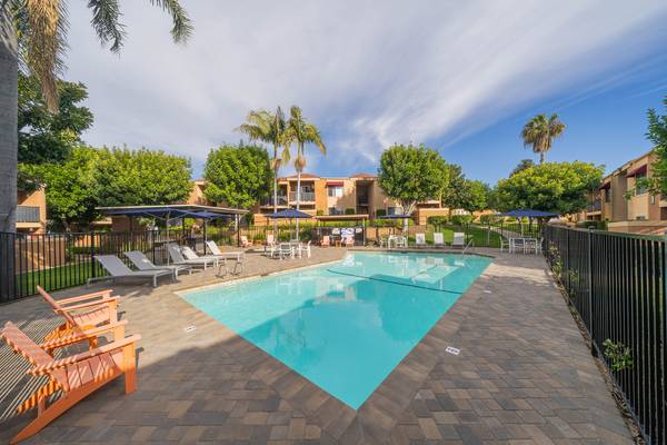 $2,550 / 2br - 757ft2 - Amazing Location Amazing City Amazing Community! 2x1 Upstairs! (Vista)63663940727683123