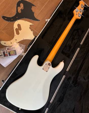 MUSICMAN Caprice Bass（Ivoly White） 2016 Music Man Caprice 4-String Bass Ivory White Used Toronto, ON