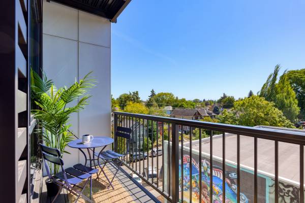 $1,300 / 420ft2 - South-Facing Studio w/ Balcony | Natural Light + Move-In Special! (Portland)63820848466433120
