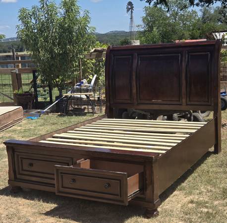 Free Sleigh bed (Kempner)63839344931073121
