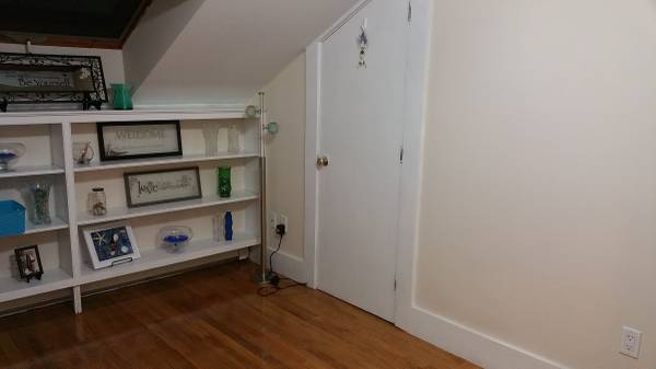 $1,250 / 3br - Cute skylight room, built in shelving, walk-in closet (West Medford)63699215735553124