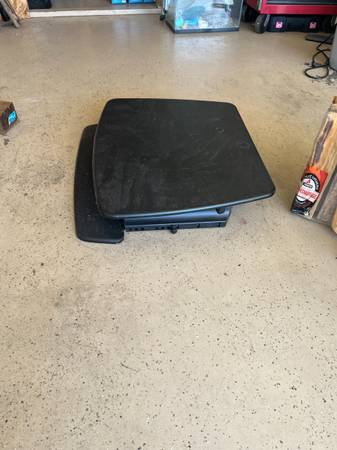Stand - Sit adjustable desk stand 1