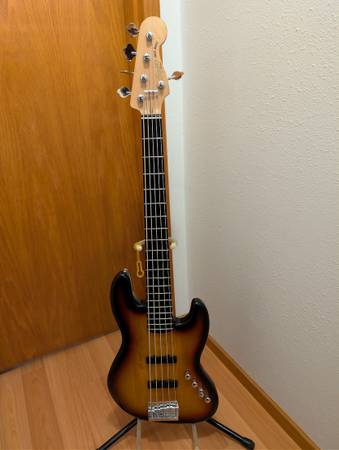 Squier by Fender Deluxe Active Jazz Bass V 1