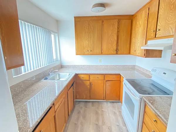 $1,420 / 2br - Bright 2 BD with Hardwood Floors & High Ceilings63965991407362120