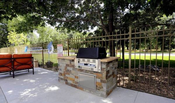 $1,595 / 2br - 970ft2 - Off Street Parking, 24 Hour Fitness Center, Pool (2880 Woodland Hills Dr, Colorado Springs, CO)63687101223041123