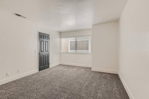 $2,445 / 2br - 970ft2 - Free Wifi in Clubhouse & Pool Area, Wood Burning Fireplace (Ontario)64028083389443121