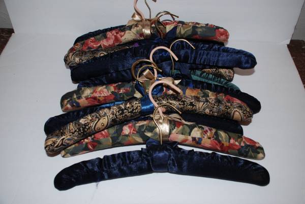 Perchas para ropa acolchadas de tela satinada, ganchos color dorado 15 - $32 (Poulsbo)63471460560003121