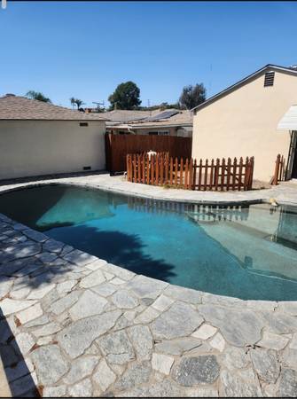 $1,300 / 3br - ¡Se busca compañero de cuarto tranquilo! (San Diego)63621398946433121