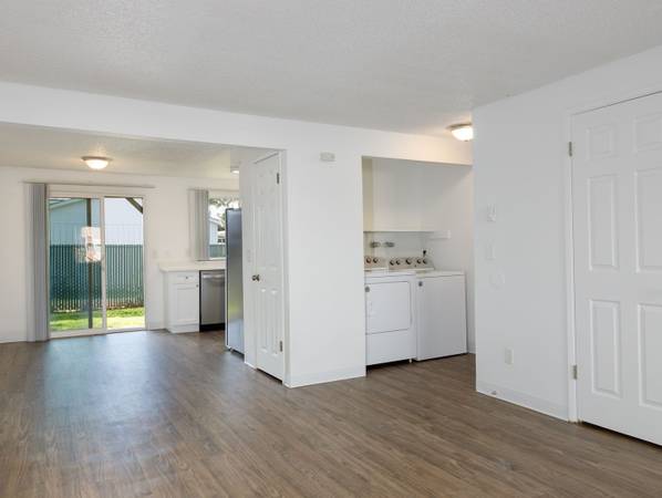 $1,350 / 2br - 843ft2 - 2/BD 1/BA, En Gresham, Prohibido Fumar (2710 NE Division St, Gresham, OR)63999314904835120
