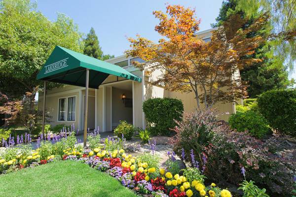 $1,590 / 2br - 835ft2 - COMING SOON!  2 BEDROOM APARTMENT WITH W/D HOOK UP AND NEW CARPET (GATED COMMUNITY)64008333733889120