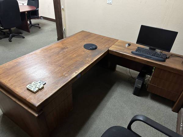 $600 / 100ft2 - Reception area desk for rent , month to month, all utilities included (winnetka)63422950057345121