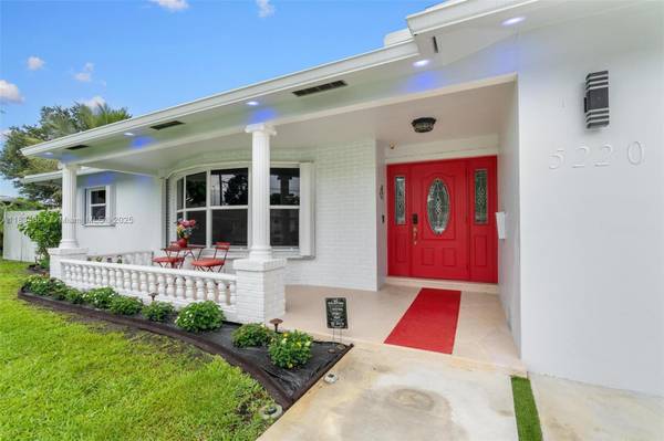 $725,000 / 1710ft2 - 🌹🏠Amazing Opportunity! 4/2 Single Family Home 2 car garage & pool!64002015600769122
