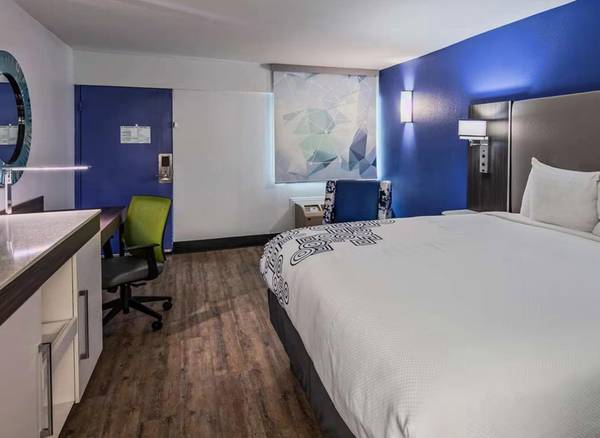 $550 / 1br - NEW WEEK RATE - Only 550 for 7 Days! - Multilingual, Pool, WiFi, Cable (Sacramento)63961339833730120