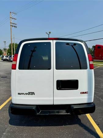GMC Savana 8 Passenger Van - Clean Title! Low Miles! COLD AC! - $11,950 (Chicago)63470430976515123
