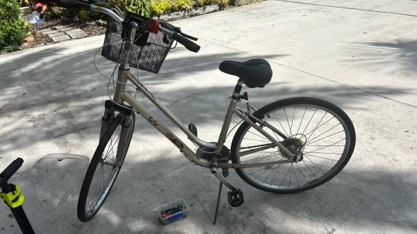Giant LIV Low Step through Bike large 700c Hybrid Bicycle 24 Speed Basket - $135 (Pembroke Pines)63444059784835123