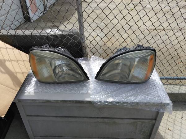 2003 Cadillac DeVille headlights 1