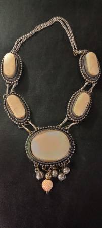 Beautiful vintage southwestern white cream Stone necklace silver alpaca? - $35 (Fallbrook)63470106729089123