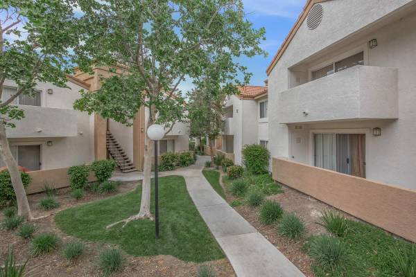 $2,219 / 1br - 701ft2 - The ideal space to balance life, work and play. Tour today. (27940 Solamint Rd., Canyon Country, CA)63953216867715124