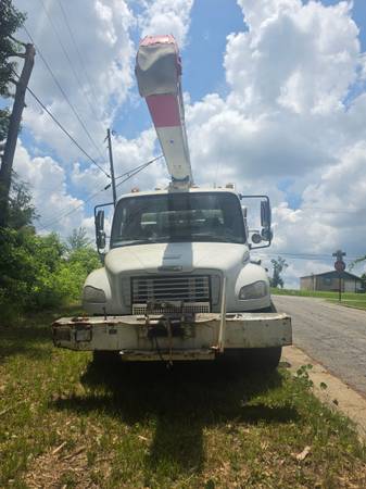 07 Freightliner Bucket Truck 1
