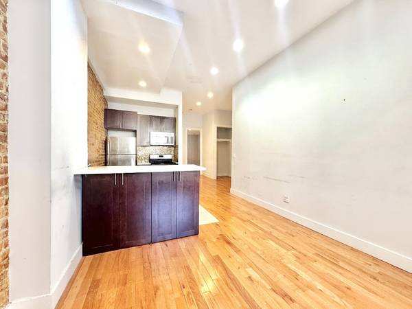 $1,250 / 3br - Rooms available in 3br/1ba - Backyard - ASAP move in! (Crown Heights (84 Rogers ave.)63912047480451121