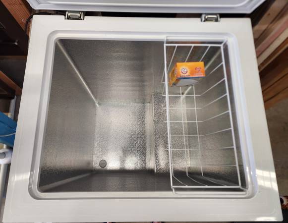 FIRM. Excellent condition chest freezer - $110 (Valencia)63471468358915123