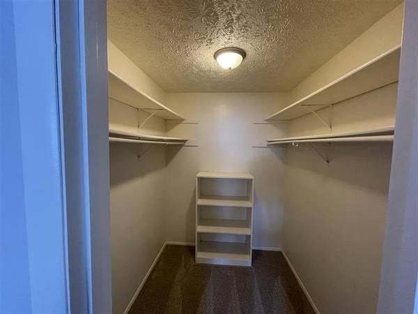 $978 / 1br - 800ft2 - Large floor plan, ground floor (10905 North Mill Court, Omaha, NE)64020841540481123