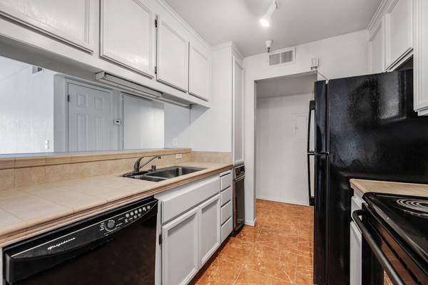 $2,000 / 1br - 708ft2 - Pacific Plaza Condo- Great Location- Gated parking (san leandro)63687440825473124